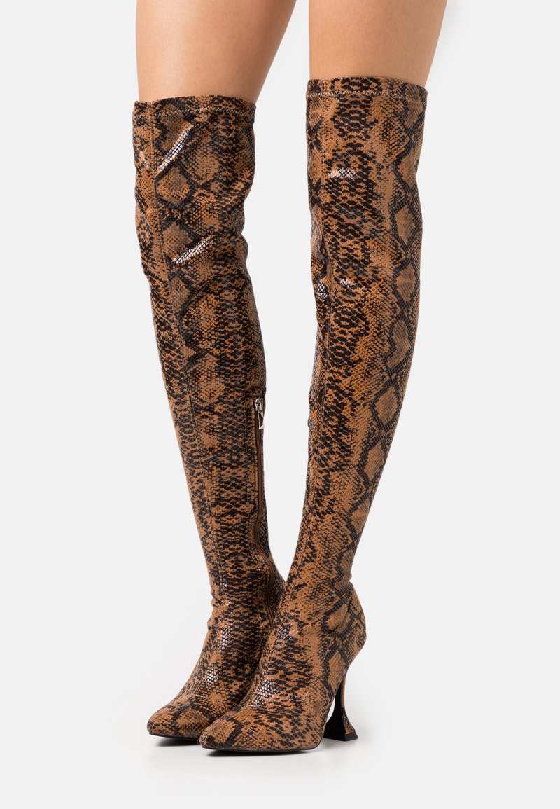 Knielange Stiefel mit Absätzen im braunen und schwarzen Schlangenmuster, aus glattem synthetischen Material, mit spitzem Zehenbereich und seitlichem Reißverschluss.