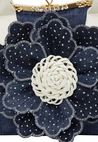 usha Handtas - white denim