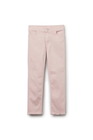 Hellrosa, gerade geschnittene Hose mit Knopf- und Reißverschluss, vorderen Taschen und ausgefransten Säumen auf weißem Hintergrund.