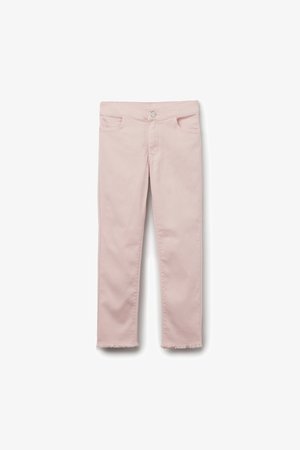 Pantalon droit rose clair avec fermeture à bouton et zip, poches avant et ourlets effilochés sur fond blanc.