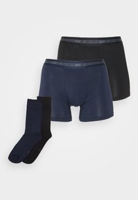 To sæt bokser-shorts i marineblå og sort med en blød elastik, mærket "JBS UNDERWEAR." To par sokker i marineblå og sort medfølger.