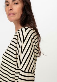 hessnatur STRIPED DRESS - Jerseykleid - schwarz