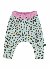Harem pants ku leopard print dalam warna biru muda, dilengkapi dengan sabuk elastis pink dan tali serut. Ujung celana di pergelangan kaki, terbuat dari kain yang dapat meregang.