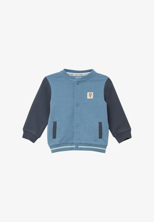 Blauwe ritsjack met marineblauwe mouwen, ronde halslijn, drukknoopsluiting aan de voorkant, twee zijzakken en een kleine geborduurde patch met een leeuw.