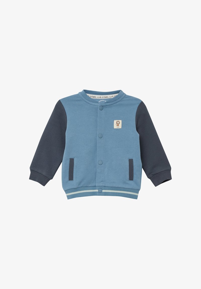 Blaue Zip-Jacke mit marineblauen Ärmeln, rundem Ausschnitt, Vorderseite mit Druckknöpfen, zwei Seitentaschen und einem kleinen gestickten Aufnäher mit einem Löwen.