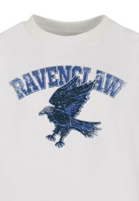 Weißes T-Shirt mit einem blauen Grafikdesign eines Raben mit ausgebreiteten Flügeln, das über dem Wort "RAVENCLAWS" in fetten blauen Buchstaben platziert ist.