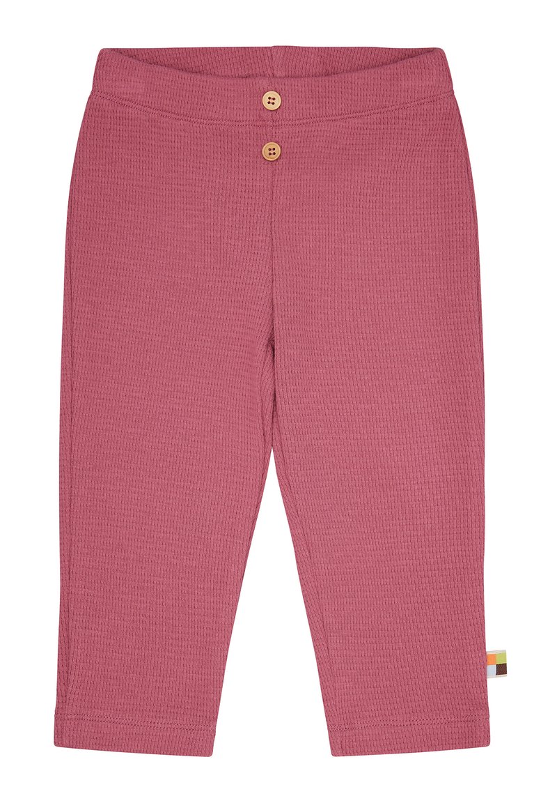 Roze broek van wafelbrei met een geribde textuur, voorzien van twee houten knopen bij de tailleband en een klein meerkleurig label aan de zijkant.
