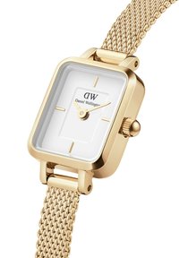 Goldene quadratische Uhr mit einem weißen Ziffernblatt, goldenen Zeigern und einem Mesh-Armband. Verfügt über eine Krone an der Seite und ein minimalistisches Design. Markenlogo sichtbar.