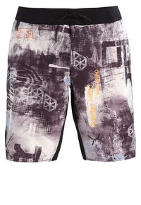 Shorts de bain pour hommes à motifs abstraits noirs et blancs avec ceinture noire et cordon de serrage.