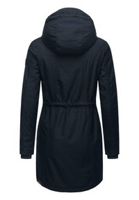 Donker marineblauwe parka met een capuchon, verstelbare taille en lange mouwen. Kenmerkt zich door contrasterende manchetten en een gladde stofstructuur.