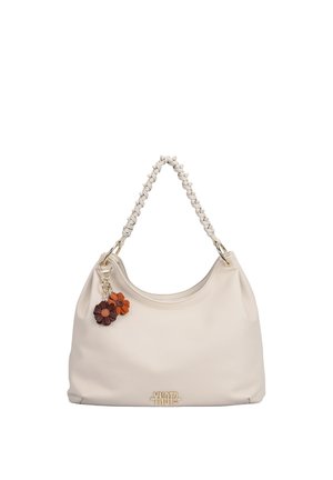 Borsa in pelle crema con manico intrecciato, due ciondoli in pelle a forma di fiore in marrone e arancione, e logo del marchio in tonalità oro alla base.