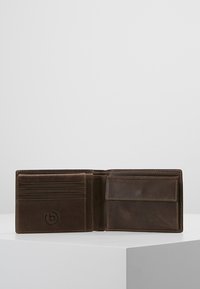 Braune Lederbrieftasche mit mehreren Kartenfächern und einem Hauptfach. Gestickte Details entlang der Kanten, Logo auf der Vorderseite geprägt.