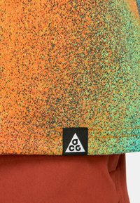 Nike Sportswear NRG ACG TEE SNOWDRIFT AOP - Top s dlouhým rukávem - yellow mint green orange