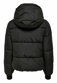 Doudoune noire avec capuche, dotée d'un design matelassé et de poignets élastiques. Le dos est lisse avec des boudins horizontaux pour l'isolation.