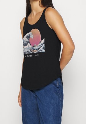 Schwarzes Tanktop mit einem bunten Grafikdesign von Wellen und einem Sonnenuntergang, aus weichem Stoff mit abgerundetem Saum und lässiger Passform.