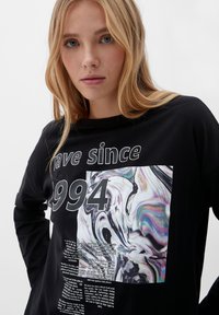 QS LONGSLEEVE MIT FRONTPRINT - Long sleeved top - schwarz