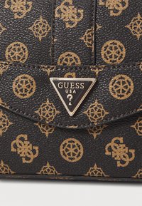 Borsa a tracolla nera con motivo, caratterizzata da loghi e dettagli dorati. Materiale testurizzato con un'emblema a forma triangolare del marchio sul davanti.