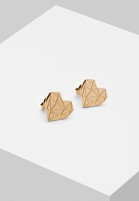 Orecchini a forma di cuore geometrici in oro, con superficie testurizzata e motivi triangolari. Design minimalista, adatti per varie occasioni.