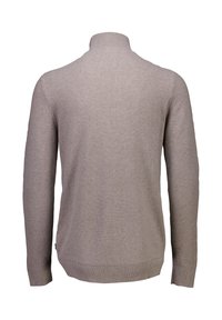 Beige stickad tröja med hög krage, långa ärmar och ribbade muddar. Strukturerad mönster genom hela tyget. Sömlös ryggdesign.