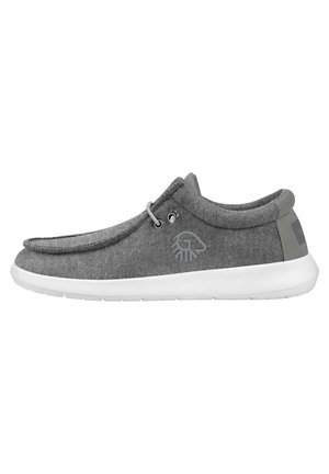 Grijze instap schoen met een ronde neus, witte rubberen zool, subtiele logodetail en elastische veters voor gemakkelijke draagbaarheid.