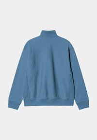 Sudadera azul de cuello alto, de corte holgado, con mangas largas y puños acanalados. Textura suave con un diseño sencillo de color sólido.