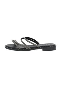 Sorte flade sandaler med tre perlestraps og en tekstureret sål. Sålen har små sølvnitter langs kanten.