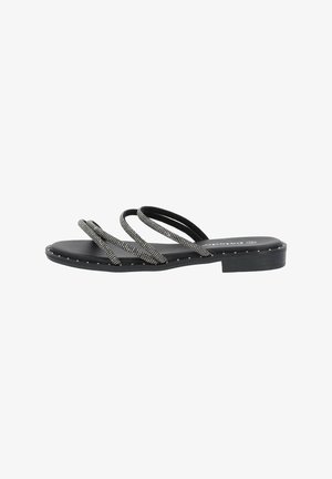 Schwarze flache Riemchensandalen mit drei perlenbesetzten Riemen und einer strukturierten Fußbett. Die Sohle ist entlang der Kante mit kleinen silbernen Nieten verziert.