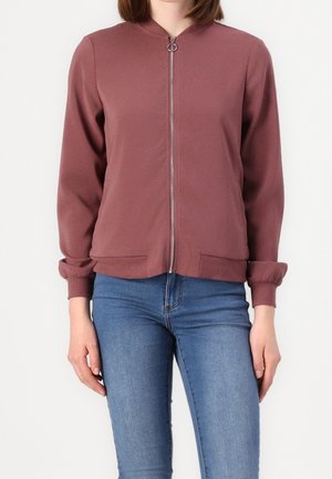 Bordeauxkleurige zip-up jas met een ronde kraag, ribbelmanchetten en zijzakken; gemaakt van een soepele stof met een iets relaxed pasvorm.