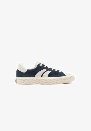 Zapatillas de deporte azul marino con acentos crema, materiales de ante y lona, punta redonda, suela de goma gruesa con patrón de diamante y diseño de cordones.