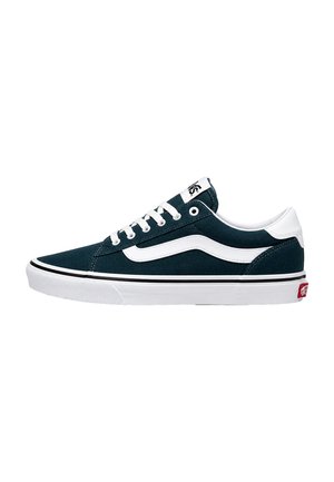 Nízké černé tenisky Vans s bílým bočním pruhem, bílými tkaničkami a bílou podrážkou s červeným logem Vans na patě.