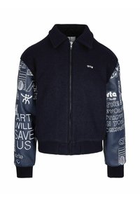 Giacca a zip blu navy con maniche grafiche blu scuro, caratterizzata da testo e simboli bianchi, e piccolo logo "arte" bianco sul petto.