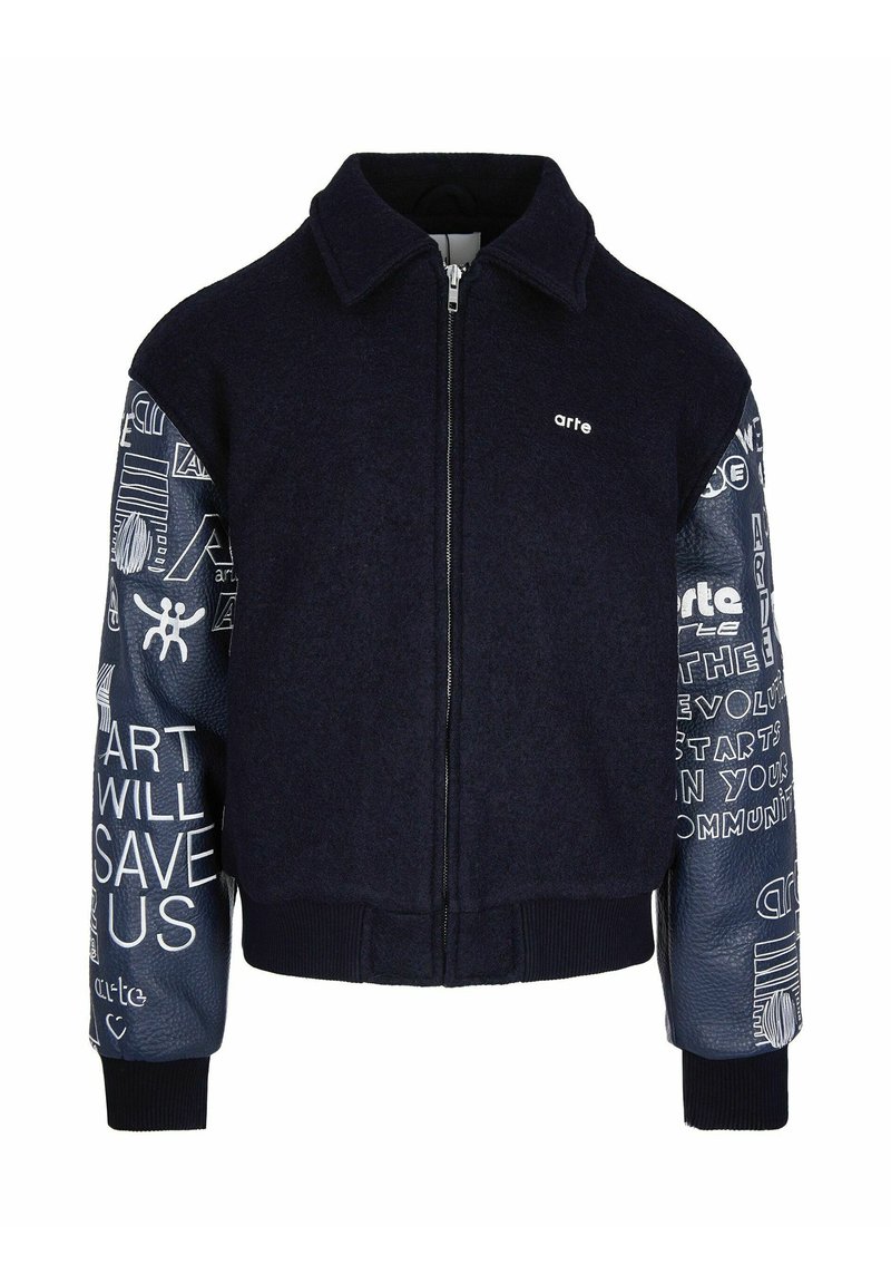 Giacca a zip blu navy con maniche grafiche blu scuro, caratterizzata da testo e simboli bianchi, e piccolo logo "arte" bianco sul petto.