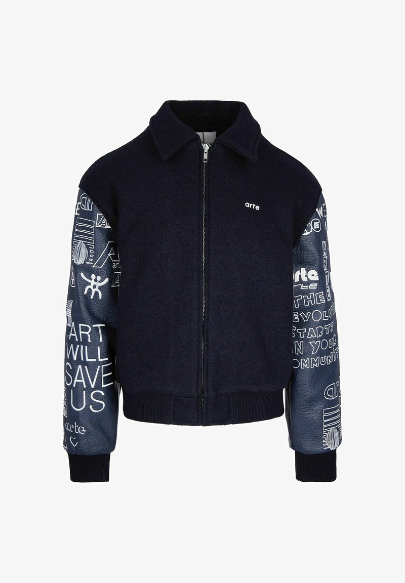 Giacca a zip blu navy con maniche grafiche blu scuro, caratterizzata da testo e simboli bianchi, e piccolo logo "arte" bianco sul petto.