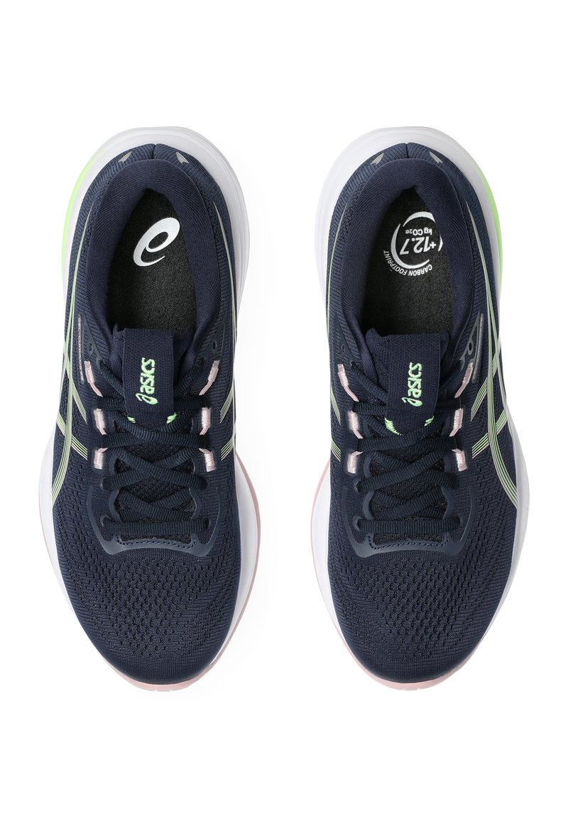 Chaussures de sport bleu marine avec tige en mesh, accents vert clair et semelle blanche. Comprennent des lacets, un col rembourré et un logo sur la languette.