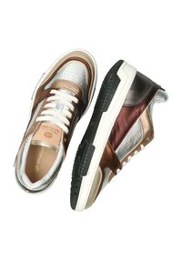 Sneaker metallici con tonalità argento, bronzo e oro, con una finitura testurizzata, lacci bianchi e suola in gomma nera.