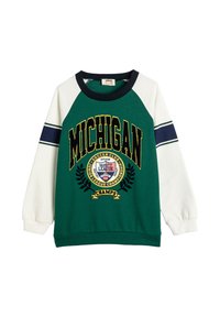 Sudadera de niños de mangas largas en verde y blanco con "MICHIGAN" y el escudo del club de fútbol universitario impresos en la parte frontal.