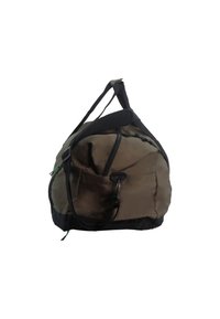 Bolsa tipo duffel en tela verde oliva y negra, con un bolsillo frontal con cremallera, tirantes acolchados y acentos texturizados en el asa.