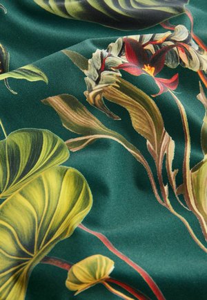 Wydrukowany materiał z dużymi zielonymi liśćmi i czerwonymi kwiatami na ciemnozielonym tle, o gładkiej, lekko błyszczącej fakturze.