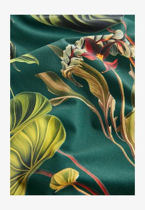Wydrukowany materiał z dużymi zielonymi liśćmi i czerwonymi kwiatami na ciemnozielonym tle, o gładkiej, lekko błyszczącej fakturze.