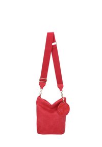 Rote Wildleder-Handtasche mit einer weichen, strukturierten Oberfläche, V-förmigem oberen Teil, verstellbarem Tragegurt und einem runden Anhänger mit einem Logo-Detail.