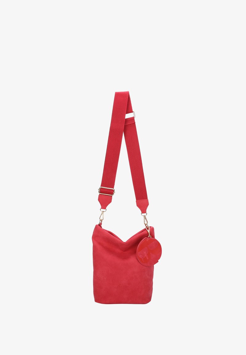 Rote Wildleder-Handtasche mit einer weichen, strukturierten Oberfläche, V-förmigem oberen Teil, verstellbarem Tragegurt und einem runden Anhänger mit einem Logo-Detail.