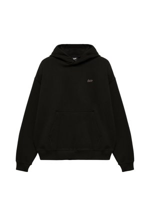 Schwarzer Kapuzenpullover mit vorderer Kängurutasche und kleinem weißem Logo auf der linken Brust, langen Ärmeln und gerippten Bündchen an Ärmeln und Saum.