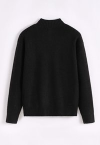 Pull en maille noire avec un col montant, une texture côtelée et des épaules tombantes avec des manches longues. Pas de motifs ni d'accents visibles.