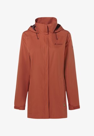 Giacca a vento resistente all'acqua in terracotta, con chiusura a zip, polsini regolabili, tasche laterali e logo sul petto. Texture liscia.
