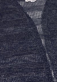 Cardigan lavorato a maglia blu navy con un motivo a righe. Presenta un'apertura frontale, tessuto texture e una trama allentata con dettagli di cucitura visibili.