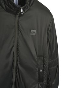Giacca imbottita nera con colletto alto, chiusura con zip e patch con logo. Presenta pannelli laterali testurizzati e tessuto liscio.