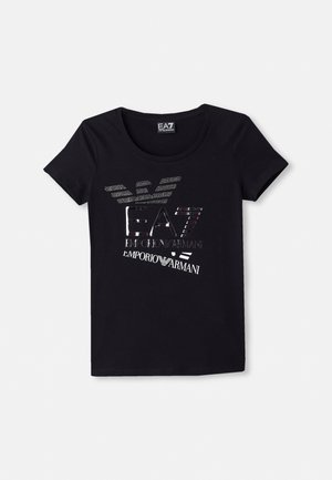 Mustapaita lyhyillä hihoilla, jossa on pyöreä kaula-aukko. Edessä on metallista tekstiä ja logoa heijastavalla designilla.