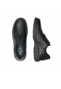 Chaussures en cuir noir avec une texture lisse, bout rond et lacets. Elles présentent une semelle en caoutchouc durable et des détails de couture minimalistes.