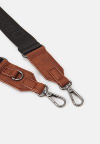 Skórzany i nylonowy pasek w kolorze brązowym i czarnym, z metalowymi klipsami i akcentami, z teksturowanym detalem skórzanym i markowym stichingiem.