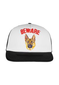 Truckerkappe med hvit front, svart skjerm og en fargerik illustrasjon av en tysk hyrdehund med teksten "PASS PÅ" over.